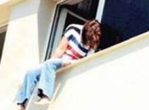 İntihar etmek için pencereye çıkan kadın sızdı