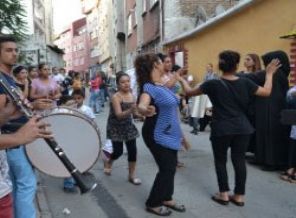 Kasımpaşa'da Erdoğan'ın zaferi davullu zurnalı kutlandı