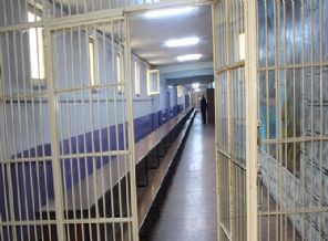 Mahkumlar hükümeti mahkemeye verdi