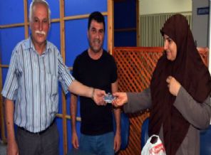 Otobüste bulduğu serveti sahibine teslim etti