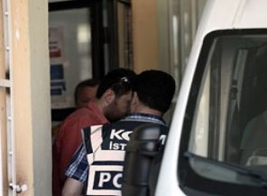 'Paralel yapı' soruşturmasında 2 polis teslim oldu