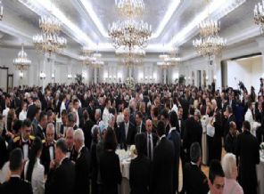 Hem Erdoğan'ı tehdit etti, hem davete katıldı