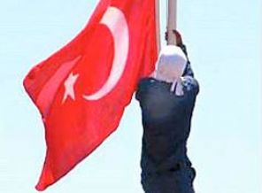 Türk bayrağını indiren zanlı konuştu!