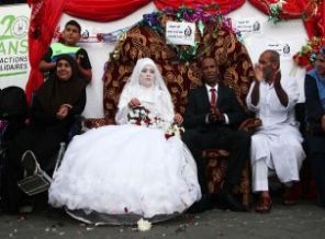 Bombardımana verilen arada evlendiler