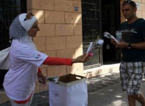 Suriyeli sığınmacılardan beyaz gül ve teşekkür bildirisi