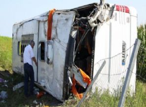Türk plakalı otobüs devrildi: 1 ölü, 30 yaralı!
