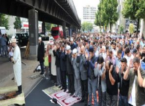 Almanya'da sokakta cuma namazı