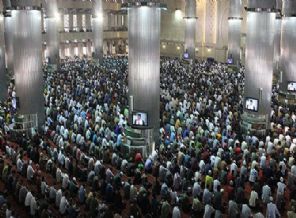 Endonezya'da on binlerce kişi Gazze için dua etti