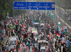 Hükümet karşıtları Lahor'dan İslamabad'a yürüyor