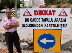 İşlek caddeyi kapatıp bu yazıyı yazdı!