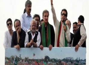 Pakistan'da muhalif lidere saldırı