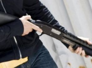 Yeğeninin düğününü silahla bastı