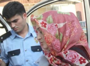 Çikolata alan karısını dövdü!