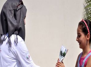 Suriyeli gençlerden Mersinlilere gül