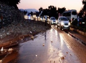 Boru patladı, yol ulaşıma kapandı