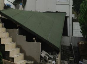 Kaçak Villayı bıraktı, balkonu yıktı