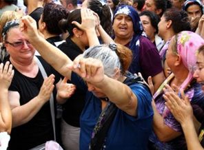 Cenazede herkes ağlayarak oynadı!