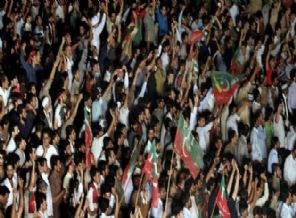 Pakistan'da halk sokaklarda!