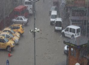 Rize'de şiddetli yağış etkili oldu