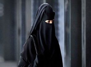 Prensesin peçesini yırtarak çıkardı