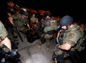 AA muhabirine silah doğrultan polise şok!