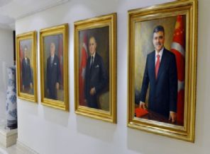 Gül'ün portresi yerini aldı