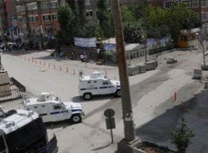 Hakkari'de Atatürk heykeline zırhlı koruma