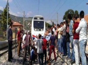 Hemzemin geçit için YHT'yi durdurdular