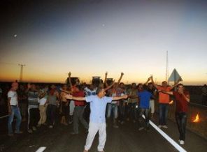 Mardin'de çiftçiler yol kesti