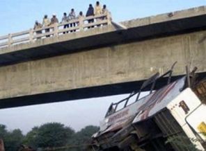 Otobüs uçuruma yuvarlandı: 22 ölü!