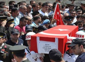 Uzman çavuş Uğur İnal'ın cenazesi toprağa verildi