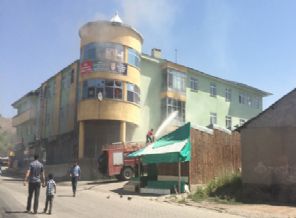 AK Parti ilçe binasını ateşe verdiler