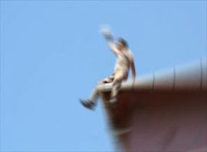 Apartman çatısında ikna edildi, hastane çatısından atladı