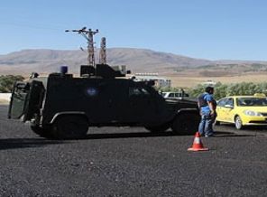 Muş'ta yol kapatma eylemi sürüyor