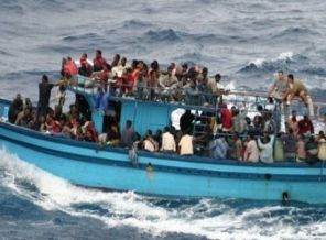 Libya'da mültecileri taşıyan tekne battı