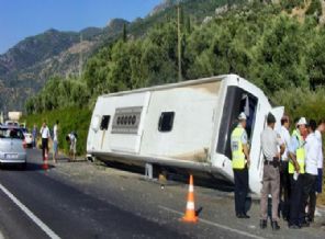 Yolcu otobüsü devrildi: 42 yaralı
