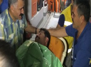 5.5 saat yüzerek sahile çıkmayı başardı