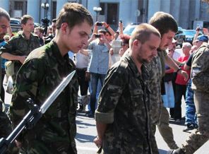 Esir aldıkları askerleri sokakta yürüttüler