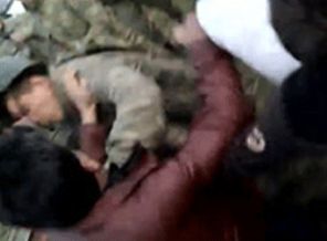 Askere kimlik sorunca dayak yediler