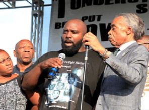 Öldürülen siyahi gencin babasından sükunet çağrısı