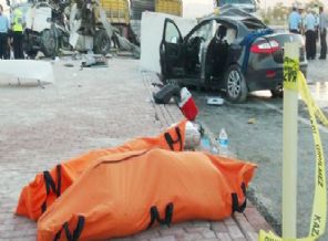 10 tonluk mermerin altında kaldılar