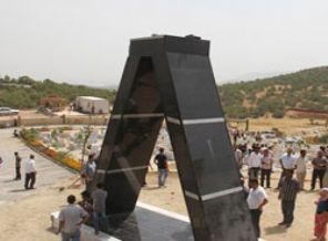 PKK'lının heykeline basan askere soruşturma