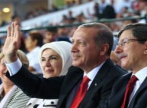 Ak Partililerin kongrede ayakta alkışladığı an