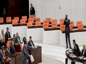 AK Parti'den kitapçık fırlatmaya ilk tepki