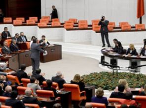 Başkanlık Divanı'na İç Tüzük Kitapçığını fırlattı