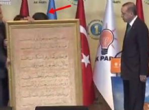 Davutoğlu, hediyesinin arkasında kayboldu