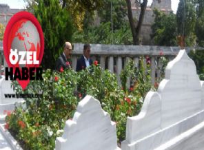 Abdullah Gül hocasına koştu