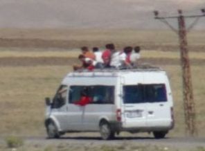 Minibüs üzerinde tehlikeli yolculuk