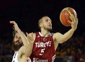 '12 Dev Adam' ilk maçını kazandı