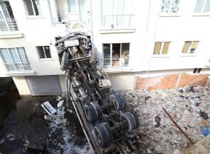 Beton mikseri öyle bir yere düştü ki!